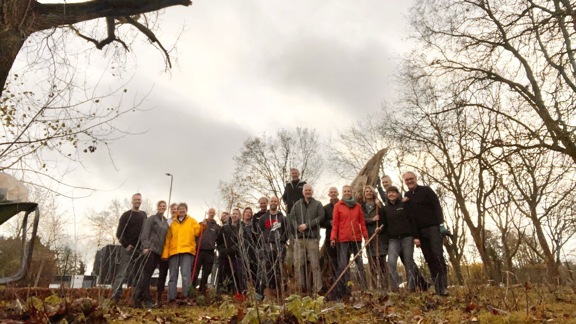 Vrijwilligers tijdens de jaarlijkse bladerveegactie